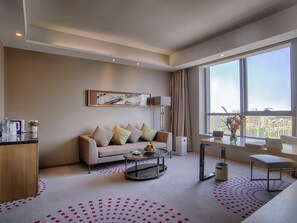 Deluxe-Suite, 1 King-Bett | 1 Schlafzimmer, hochwertige Bettwaren, Daunenbettdecken, Minibar