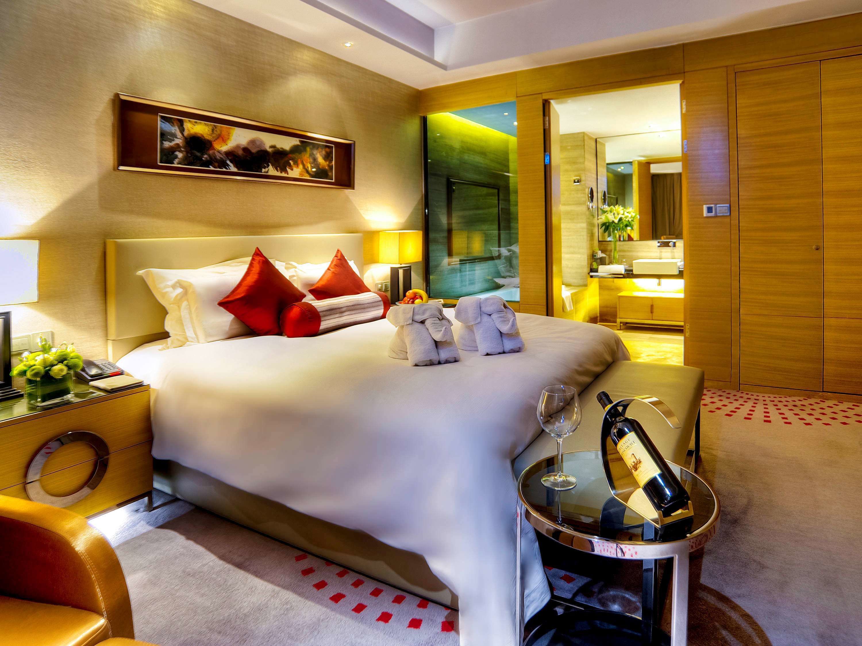 Ropa de cama de alta calidad, cubrecamas y minibar 