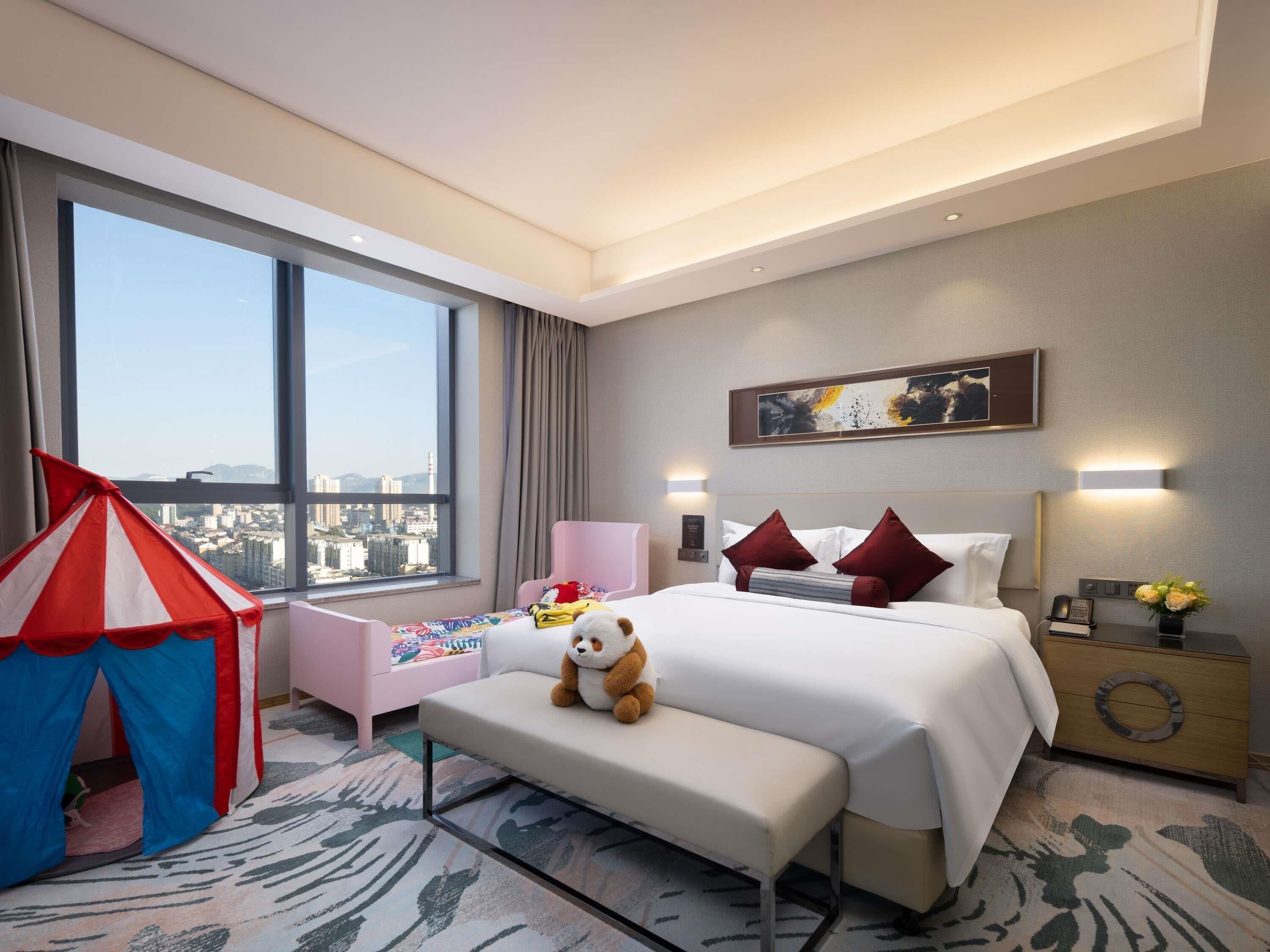 Familiekamer, 1 kingsize bed | Luxe beddengoed, donzen dekbedden, een minibar, een kluis op de kamer
