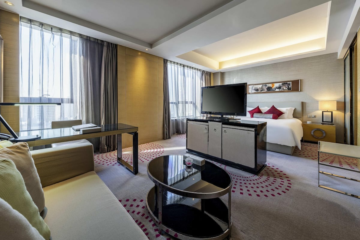 Habitación Deluxe, 1 cama King size, vista a la ciudad | 1 habitación, ropa de cama de alta calidad, edredón y minibar