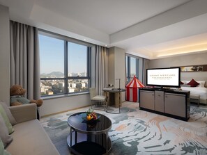 Familiekamer, 1 kingsize bed | Luxe beddengoed, donsdekens, een minibar, een kluis op de kamer