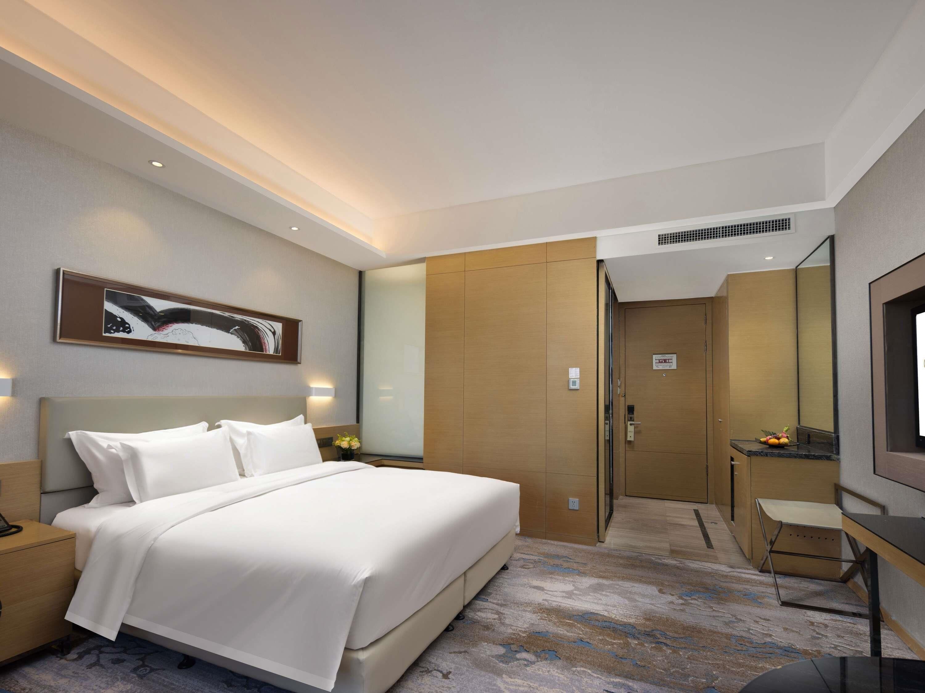 Chambre Deluxe, 1 très grand lit, vue ville | Literie de qualité supérieure, couette en duvet d'oie, minibar