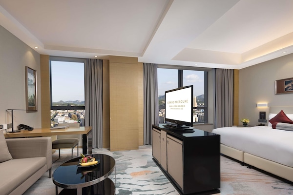 Kaliteli yatak takımı, kuştüyü yorgan, minibar, odada kasa