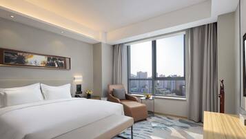 Suíte luxo, 1 cama King | Roupas de cama premium, edredons de pluma, frigobar, cofres nos quartos