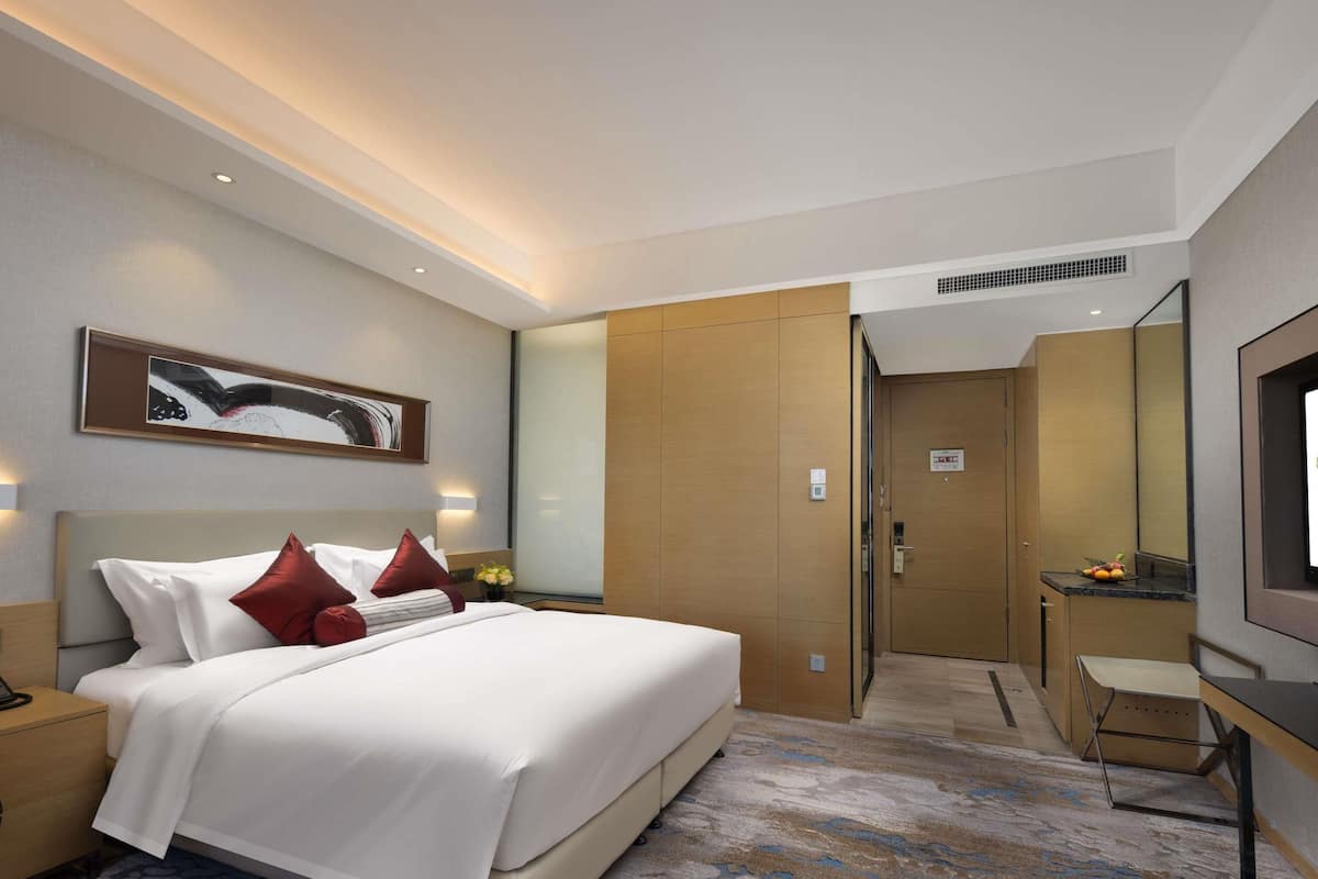 1 bedroom, premium bedding, down duvets, minibar