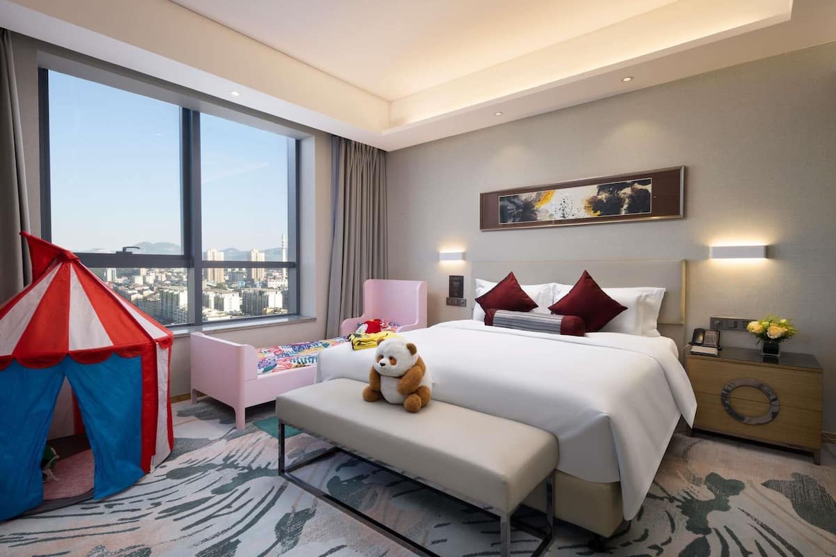 Habitación familiar, 1 cama King size | Ropa de cama de alta calidad, edredón y minibar