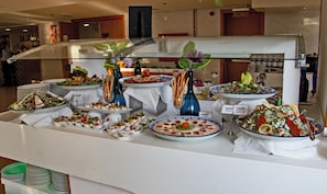 Daily buffet breakfast for a fee - Ramada Resort by Wyndham Dead Sea (Sweimeh)
