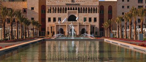 Außenpool (je nach Saison geöffnet), Sonnenschirme