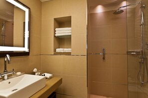 Ensemble douche/baignoire, articles de toilette gratuits, sèche-cheveux