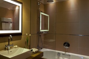 Chambre Exécutive, 2 lits doubles | Salle de bain | Ensemble douche/baignoire, articles de toilette gratuits, sèche-cheveux