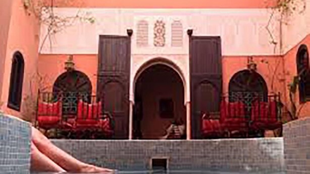 A pool area with red chairs and a tiled floor. - Riad La Perle de Marrakech (Marrakech)