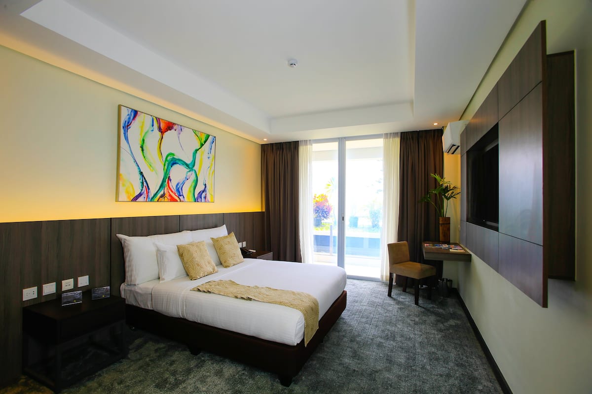 Deluxe Queen Room (Mayon View) | Premium bedding, in-room safe, desk, iron/ironing board