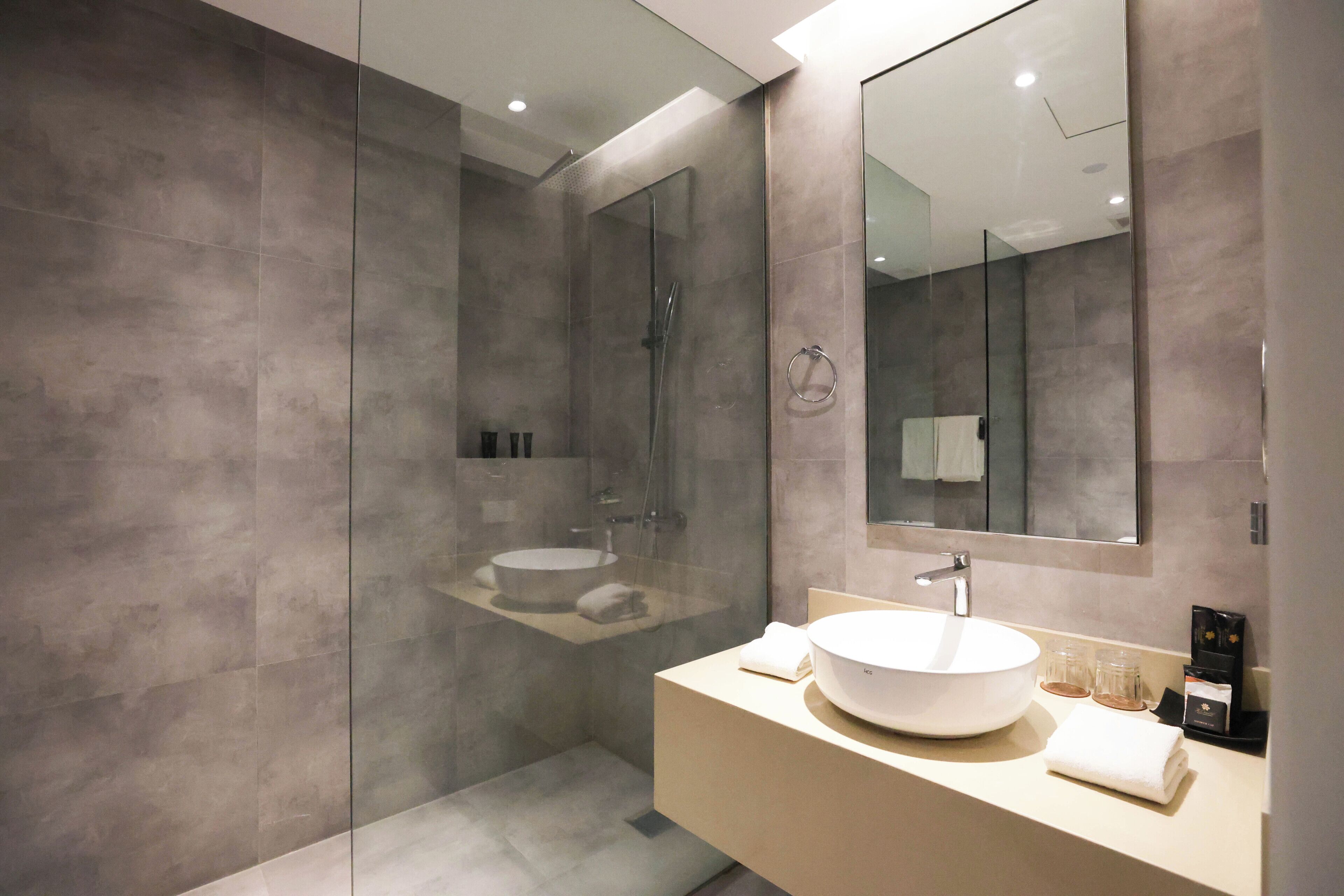 Dusche, kostenlose Toilettenartikel, Haartrockner, Hausschuhe