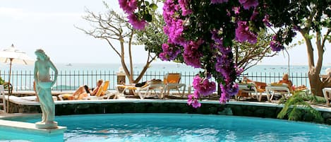 Piscine extérieure, chaises longues