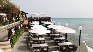 Serveert ontbijt, lunch, internationale gerechten, stranduitzicht