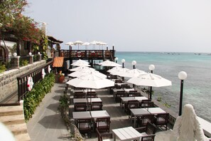 Se sirven desayunos y cocina internacional, con vista a la playa 