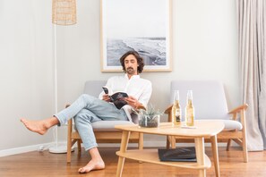 Suite (Tahi) | Wohnbereich | 26-Zoll-Fernseher mit Digitalempfang