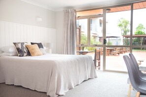 Iron/ironing board, free cots/infant beds, free WiFi, bed sheets - Raglan Sunset Motel (Raglan)