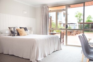 Studio | Iron/ironing board, free cribs/infant beds, free WiFi, bed sheets