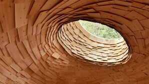 A circular wooden structure with a skylight, three lounge chairs, and a wooden floor. - Hotel Bad Schoergau (Sarentino)