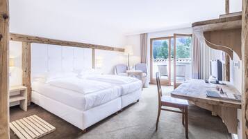 Habitación doble Confort, balcón, vista a la montaña | Ropa de cama de alta calidad y caja de seguridad en la habitación