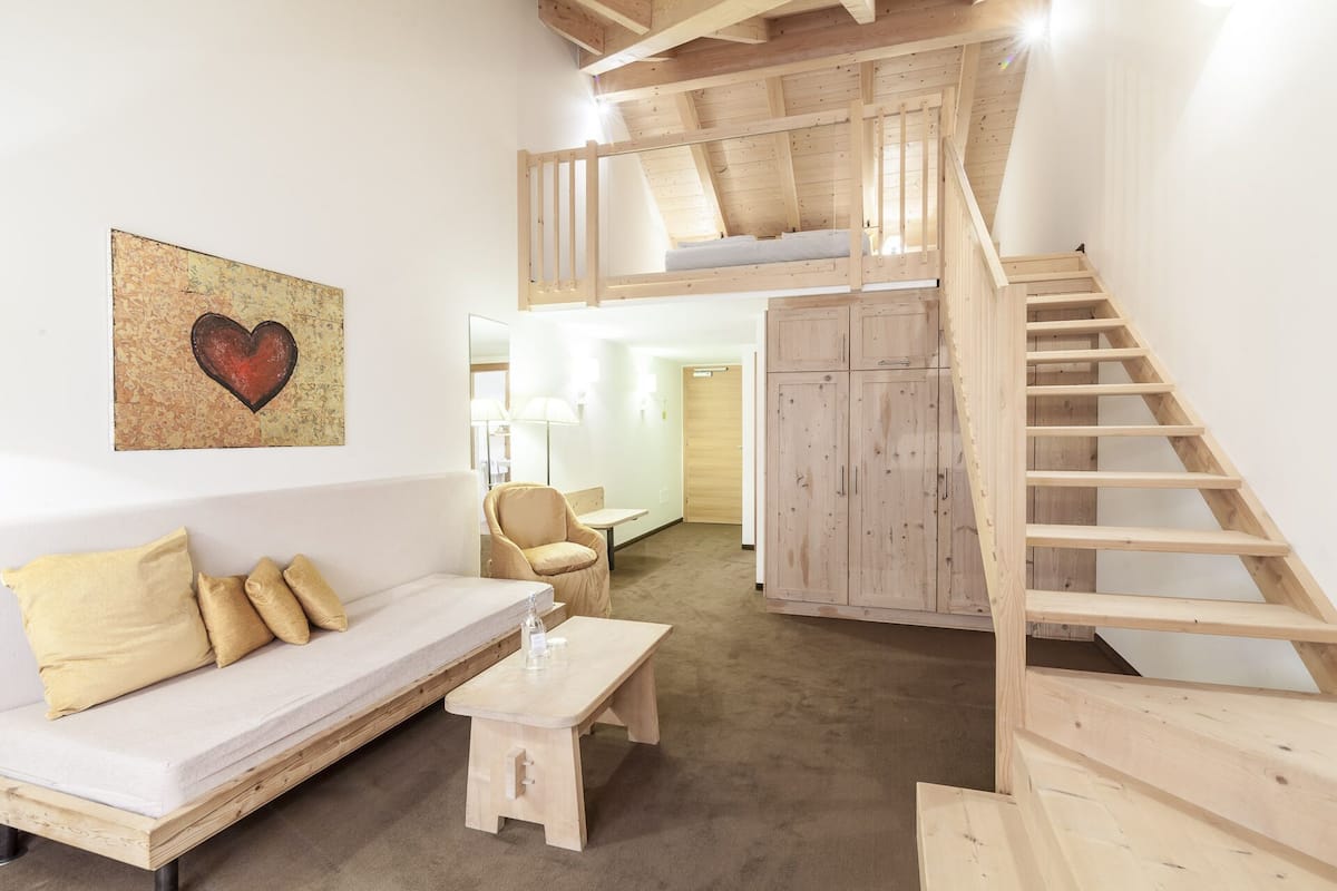 Deluxe suite | Luxe beddengoed, een kluis op de kamer, individueel gedecoreerd