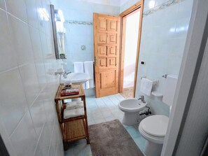 Twin Room, Ensuite, Partial Sea View | Bathroom