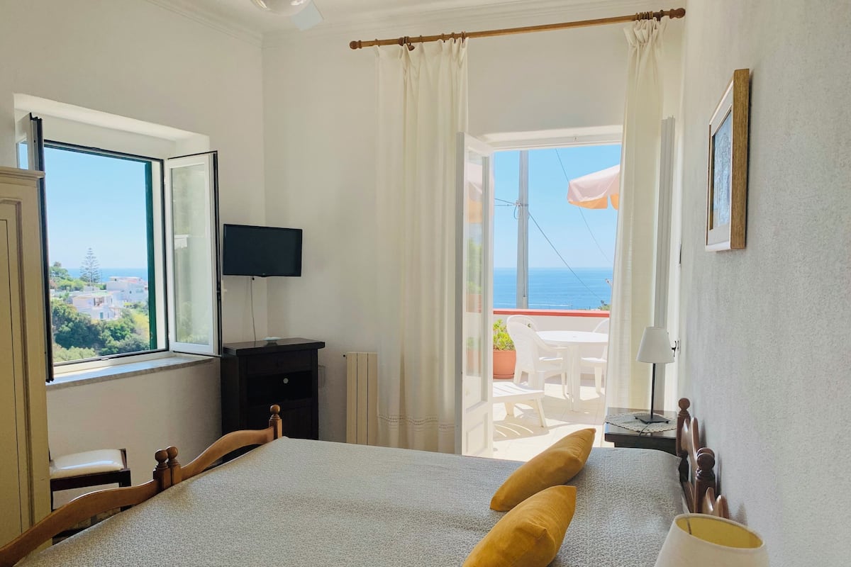 Twin kamer, en-suite badkamer, gedeeltelijk uitzicht op zee