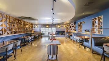 2 間餐廳,供應早餐、午餐和晚餐,國際料理