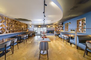 2 restaurants, breakfast, lunch, dinner served; international cuisine 