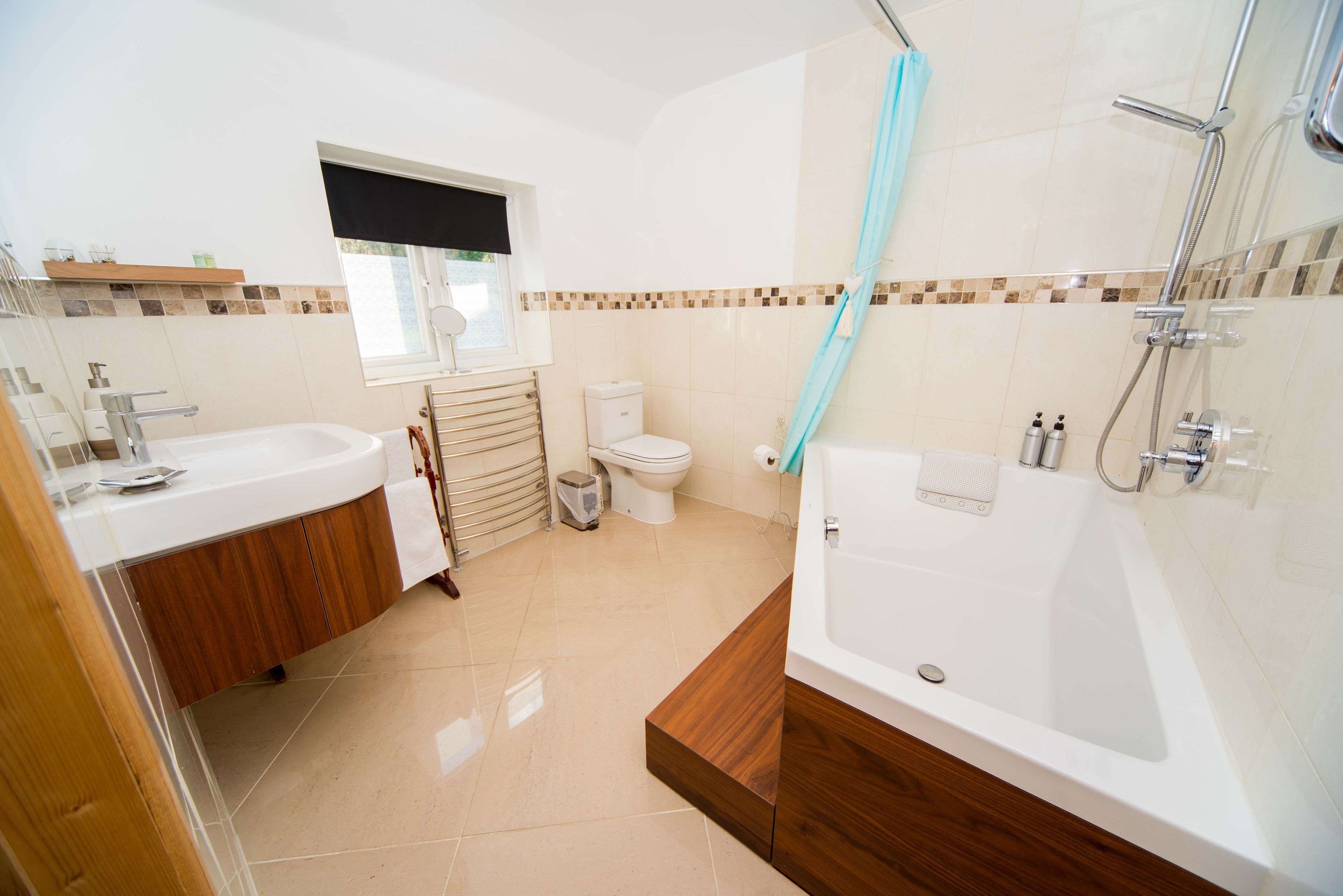 Un baño moderno con bañera, inodoro y lavabo.