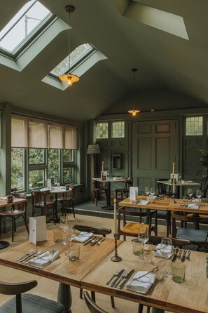 Breakfast, lunch and dinner served - William Cecil (Stamford)