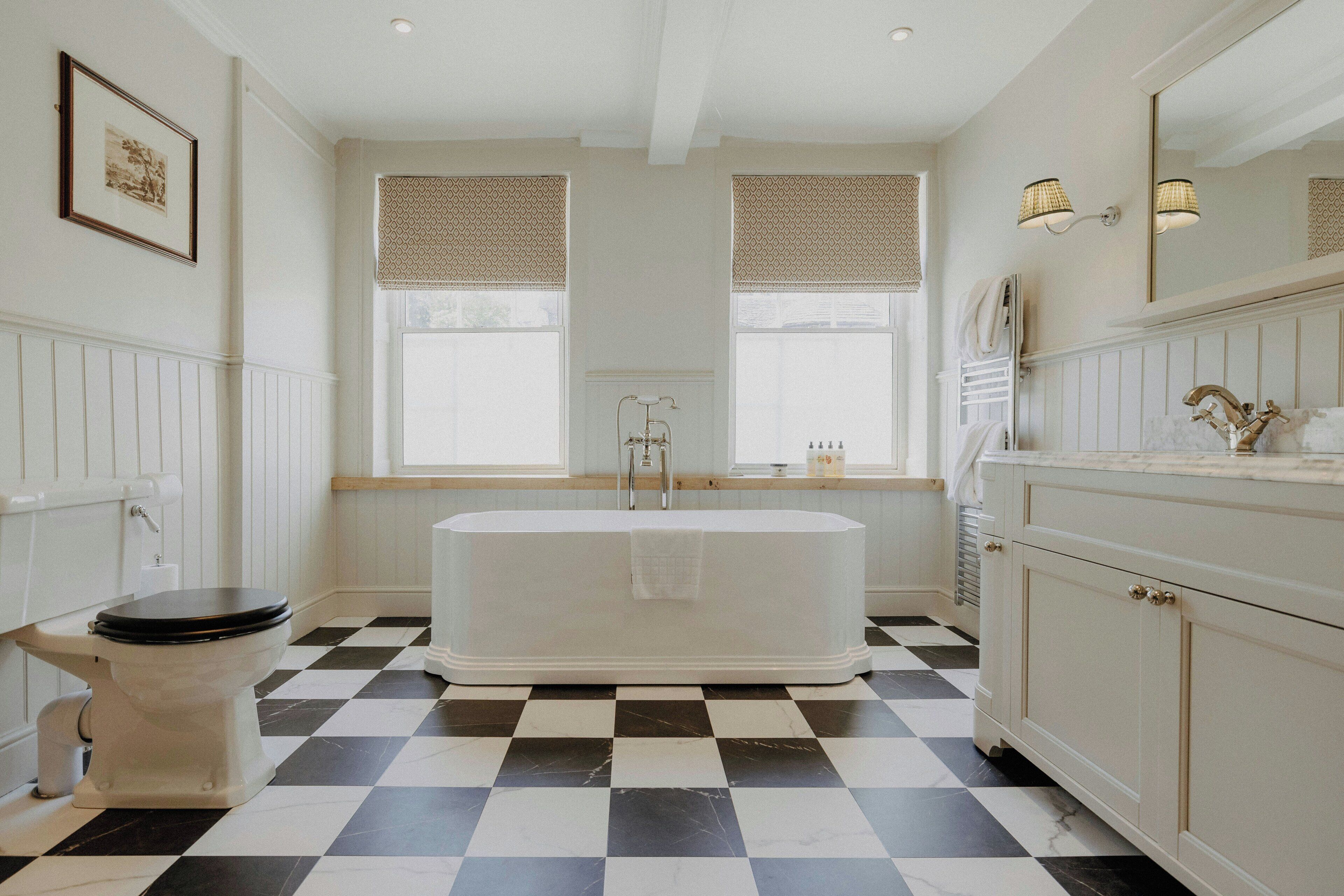 Combined shower/bathtub, free toiletries, hair dryer, towels