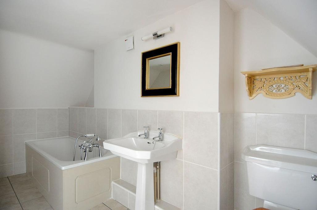 double room | bathroom | combined shower/bathtub, free toiletries, hair dryer, towels