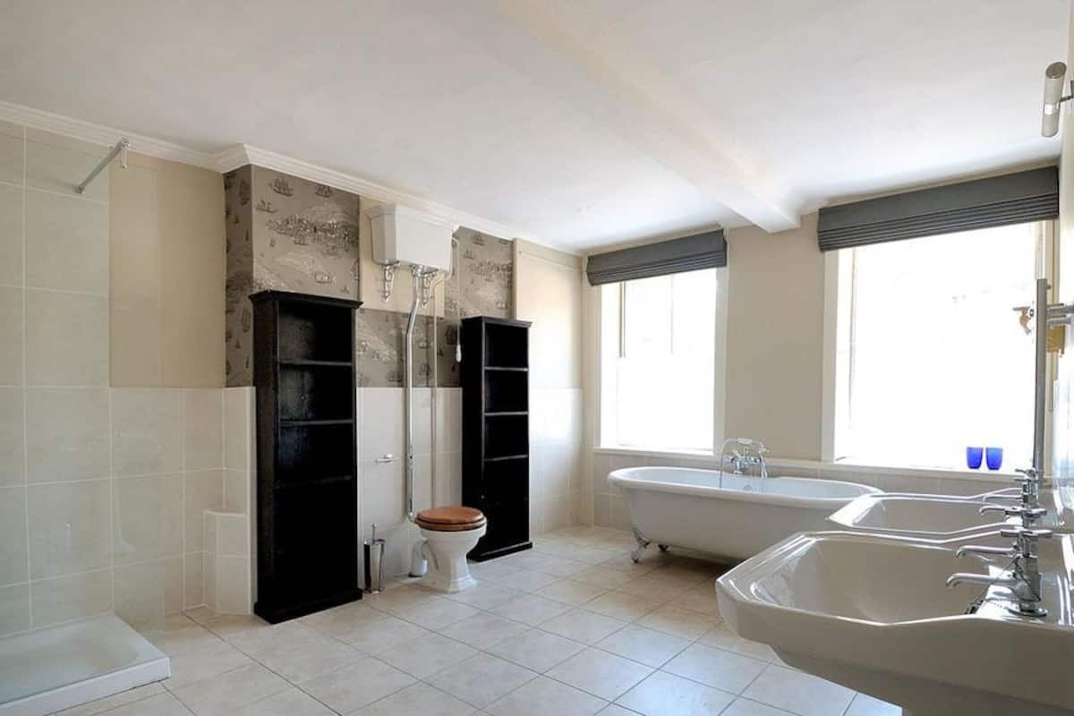 deluxe double room | bathroom | combined shower/bathtub, free toiletries, hair dryer, towels
