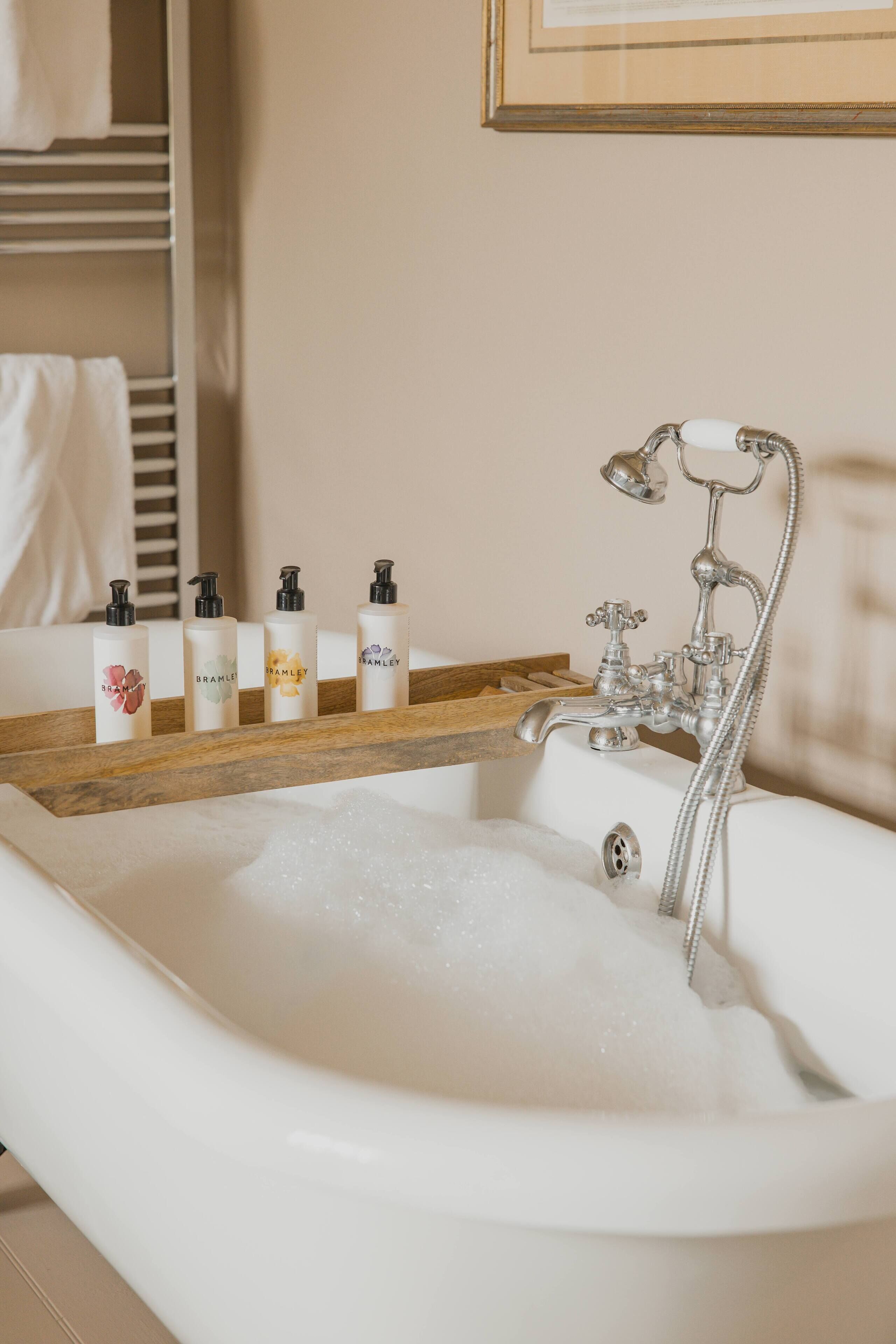 deluxe double room | bathroom | combined shower/bathtub, free toiletries, hair dryer, towels