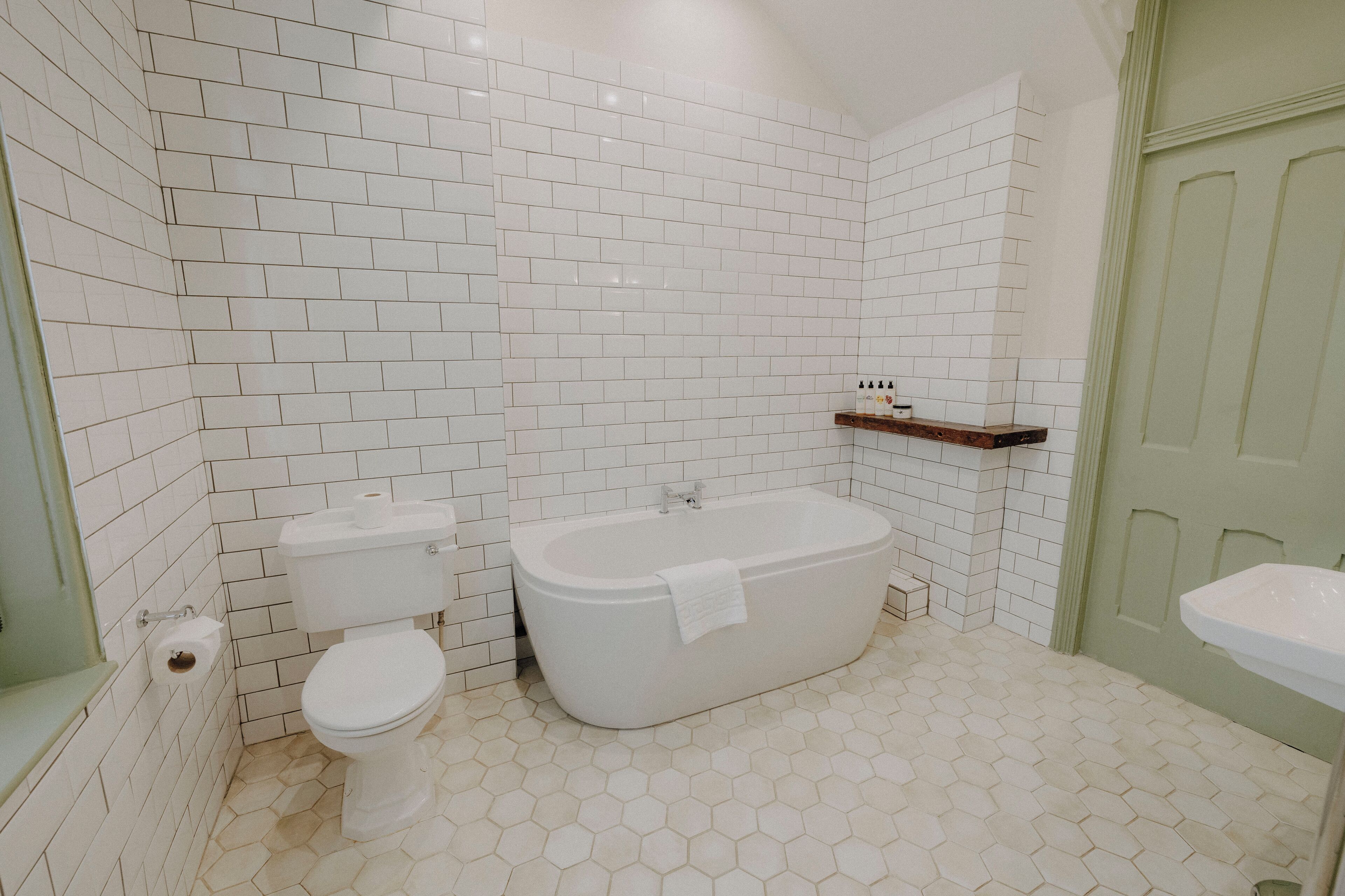 suite | bathroom | combined shower/bathtub, free toiletries, hair dryer, towels