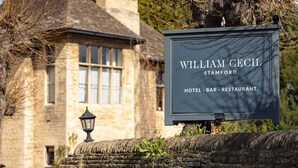 Señal del Hotel William Cecil en Stamford, que indica que es un hotel, bar y restaurante.