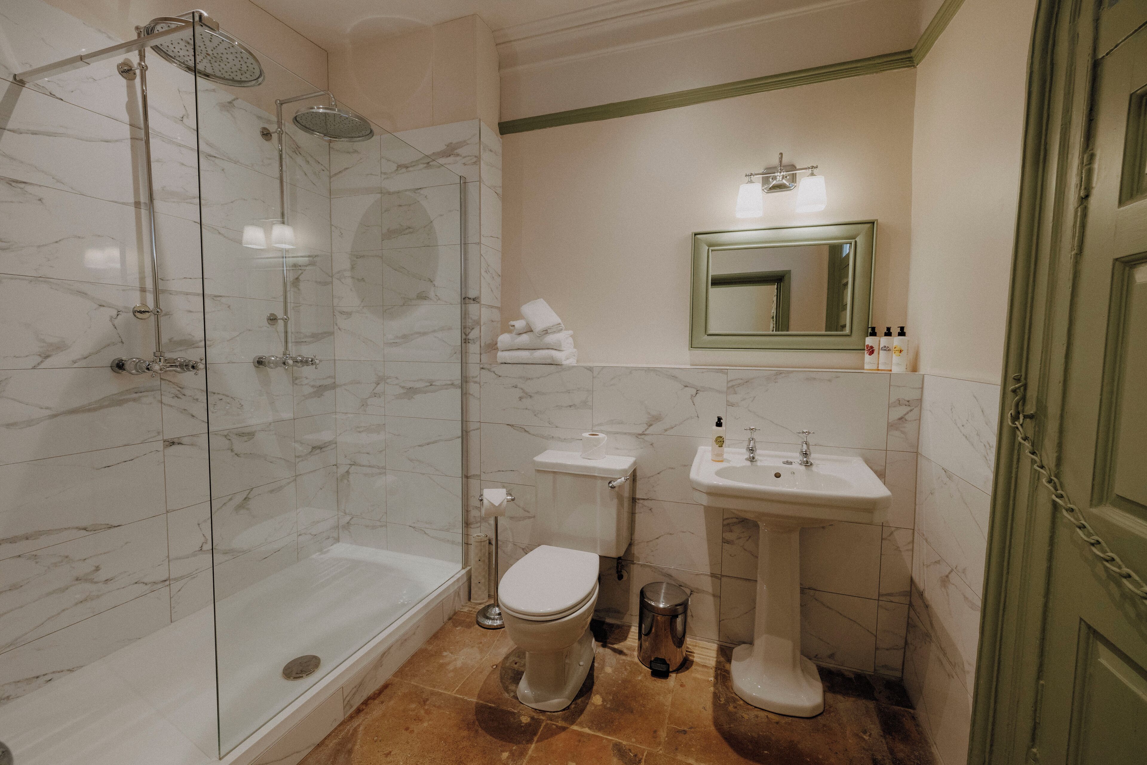 suite | bathroom | combined shower/bathtub, free toiletries, hair dryer, towels