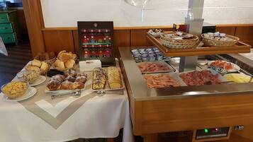 ๋งค์ผ ๋ทํ ๋ฌด๋ฃ ์์นจ ์์ฌ ํฌํจ