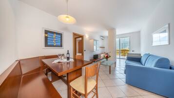 Familie suite | Woonruimte | Een 24-inch lcd-televisie met digitale zenders en een televisie