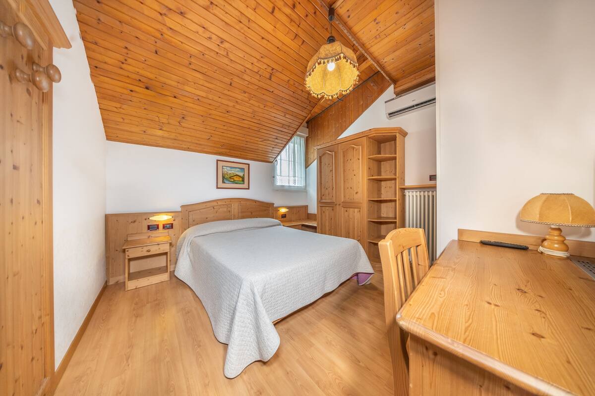 double room (small) | 1 bedroom, minibar, in-room safe, desk