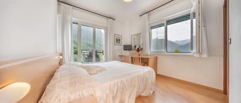 Minibar, coffre-fort, bureau, systĂšme dâinsonorisation