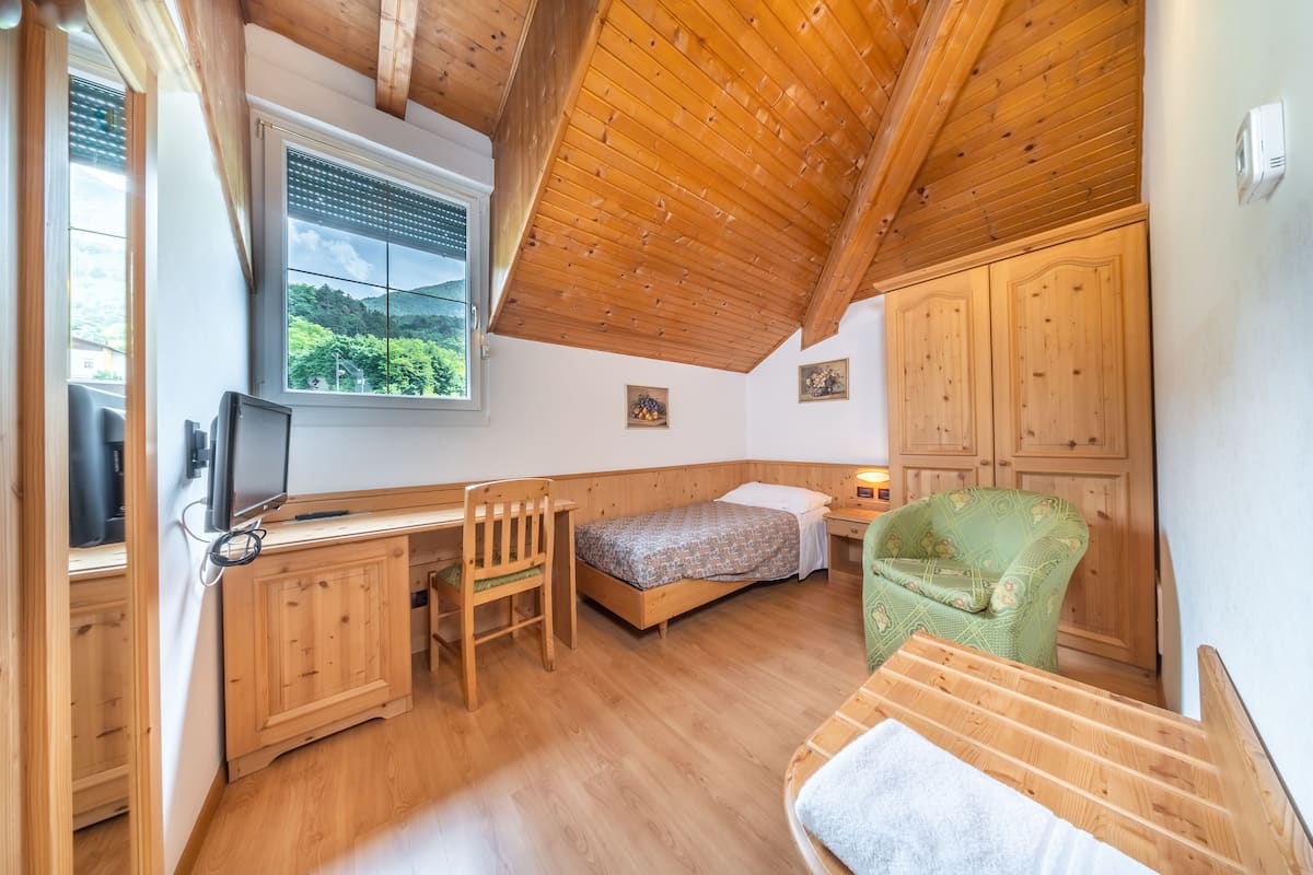 single room | 1 bedroom, minibar, in-room safe, desk