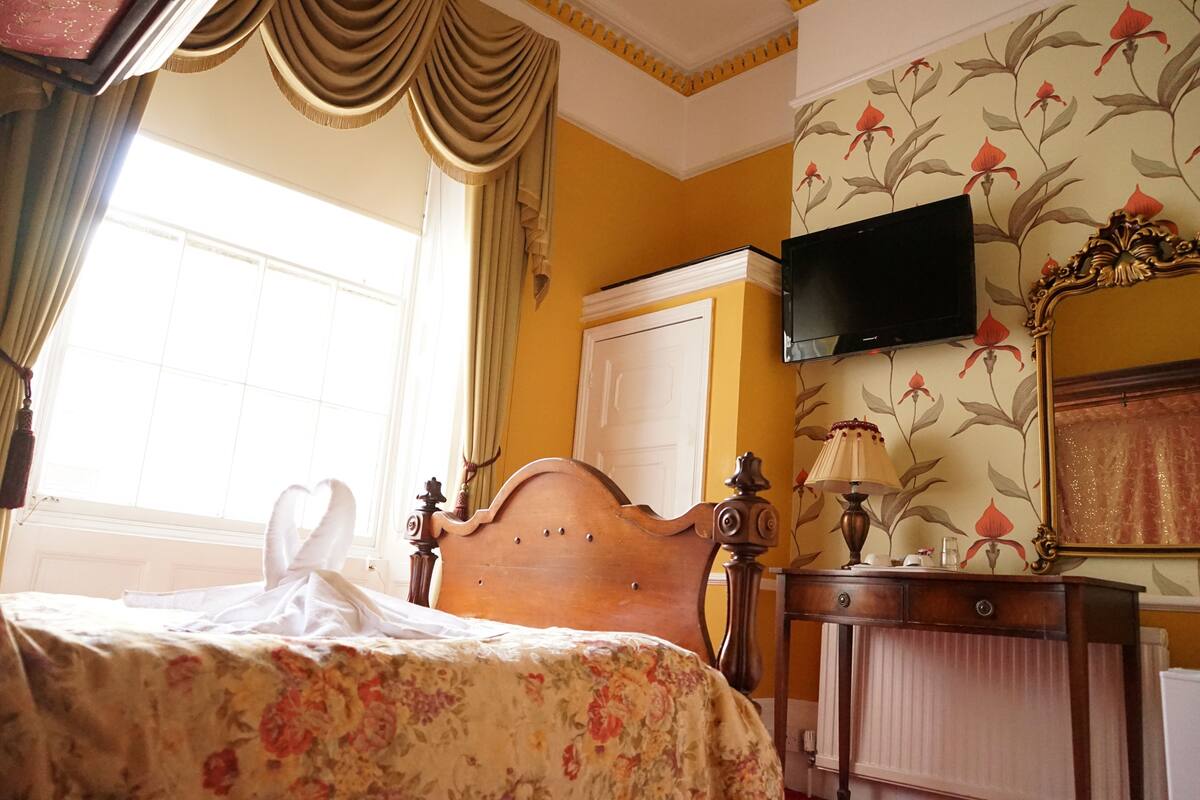 Deluxe Four Poster Double Room | 1 bedroom, desk, blackout drapes, iron/ironing board