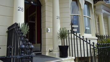 Pintu masuk hartanah