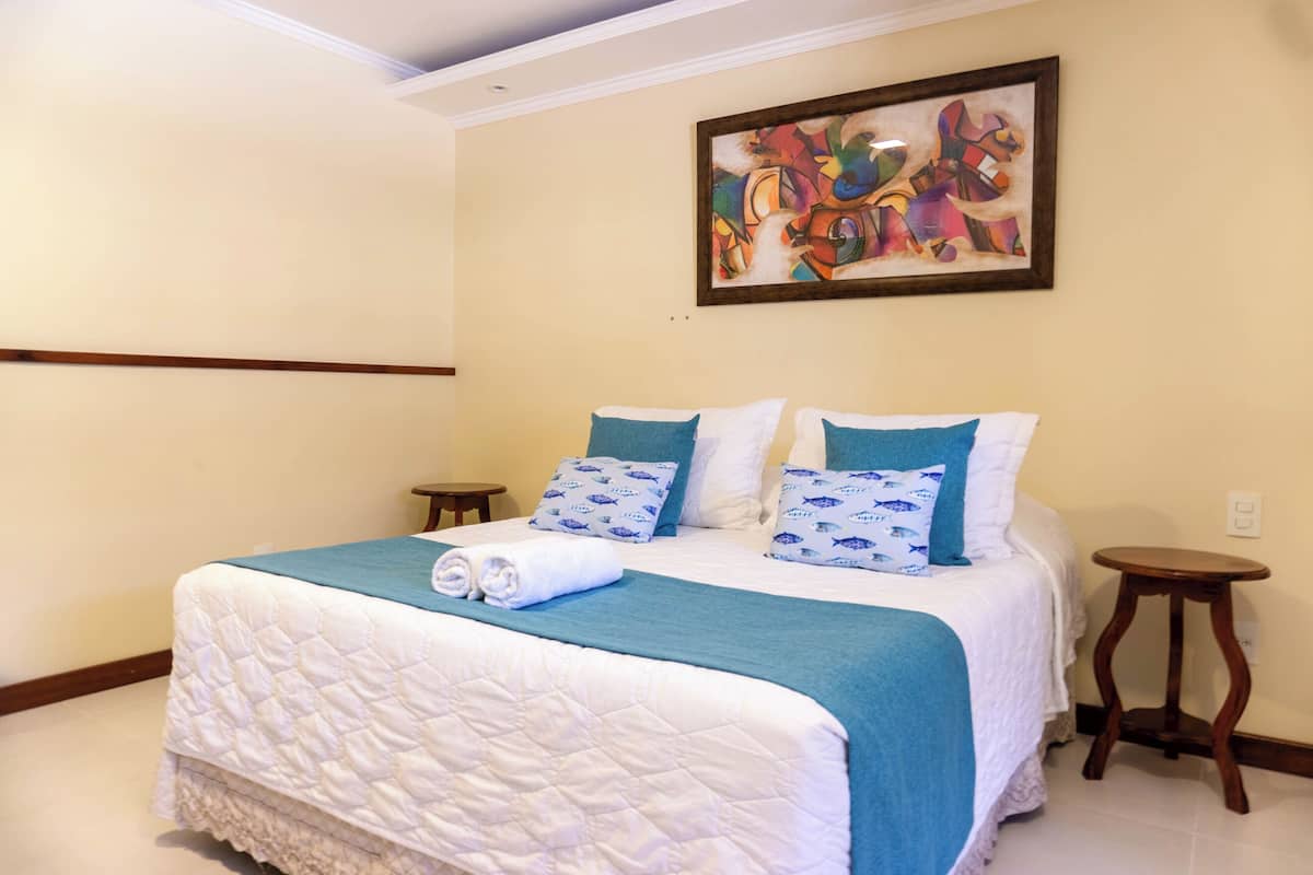 Minibar, free WiFi, bed sheets