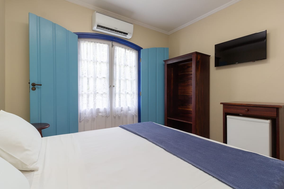 Quarto casal standard, sacada | Frigobar, Wi-Fi de cortesia, roupa de cama