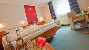 A hotel room with a bed, a desk, and a dining table. - Kocks Hotel (Hamburg)