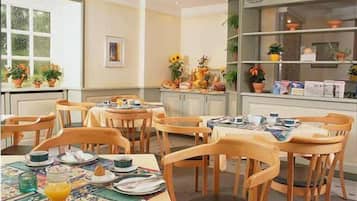 Desayuno buffet diario (EUR 12 por persona)